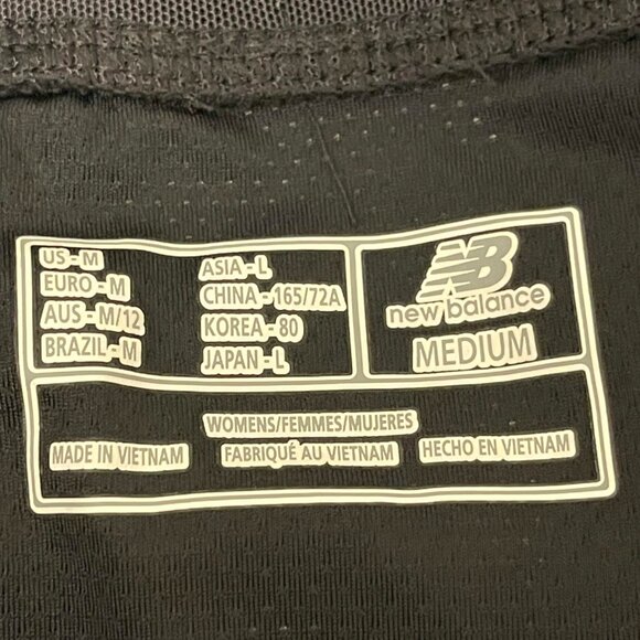 New Balance Women Short Activewear 30x12 Size Medium Black Running Athletic - Picture 2 of 6